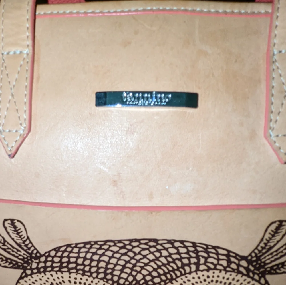 Tannino Cuero leather bag with owl details. Made in Colombia.